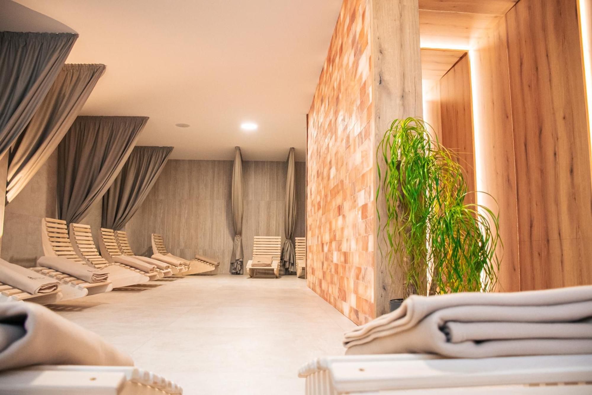 Rm Hotel Wellness & Congress Prievidza Buitenkant foto