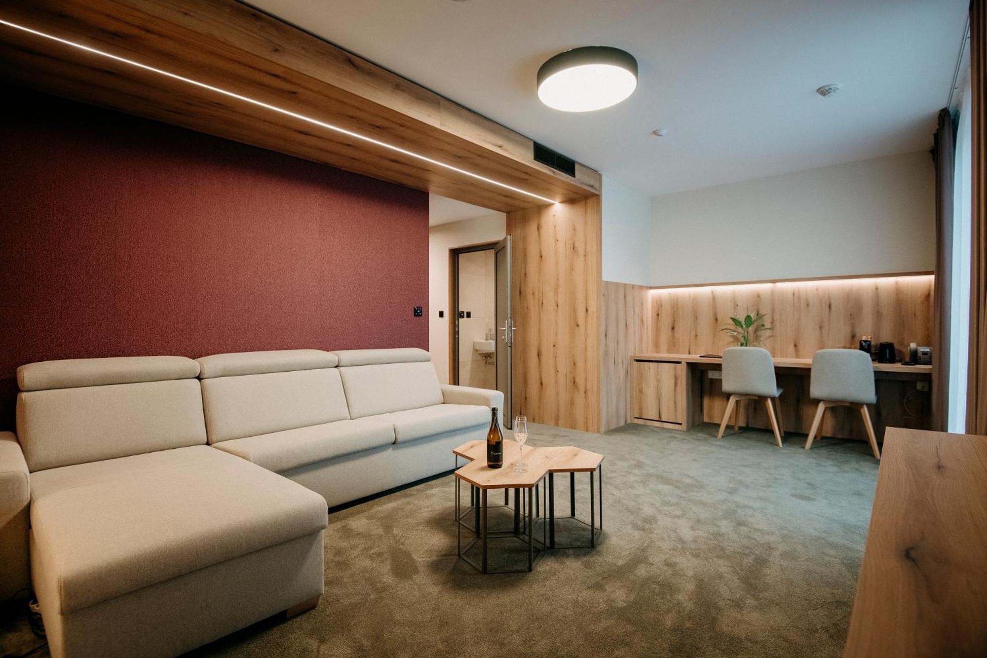 Rm Hotel Wellness & Congress Prievidza Buitenkant foto