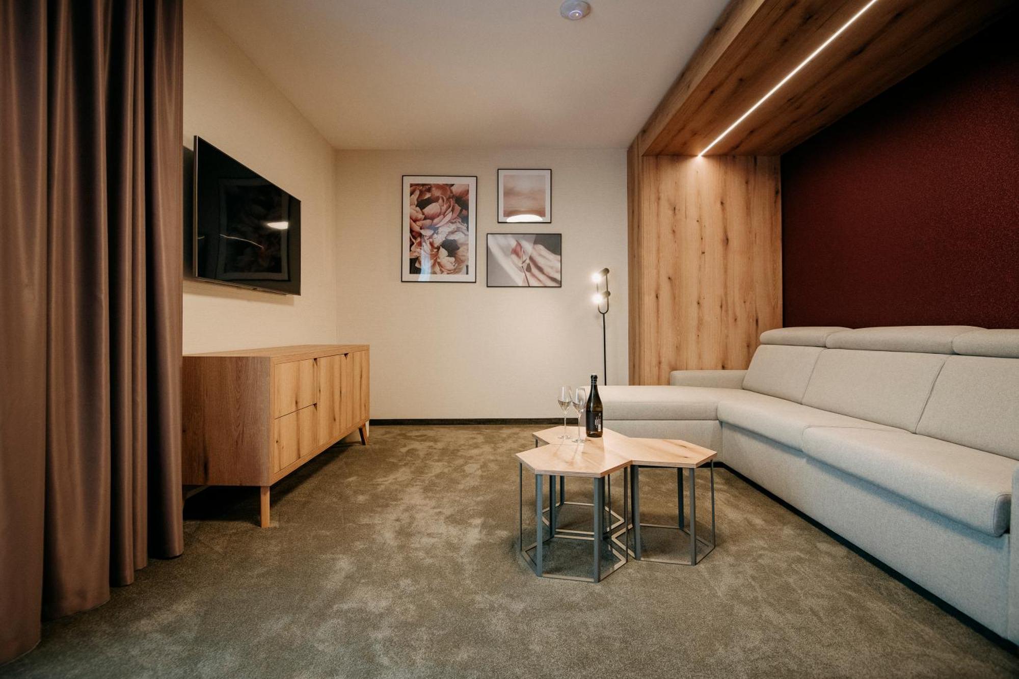 Rm Hotel Wellness & Congress Prievidza Buitenkant foto
