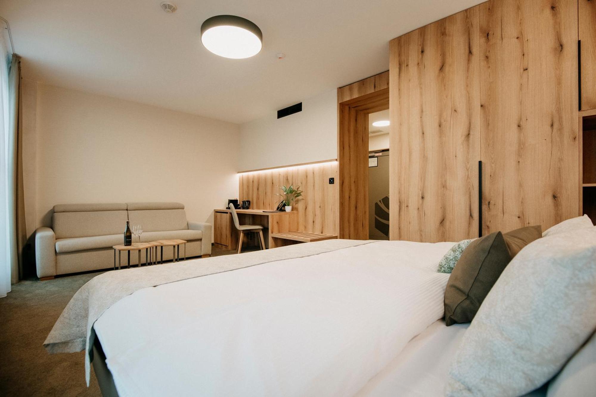 Rm Hotel Wellness & Congress Prievidza Buitenkant foto