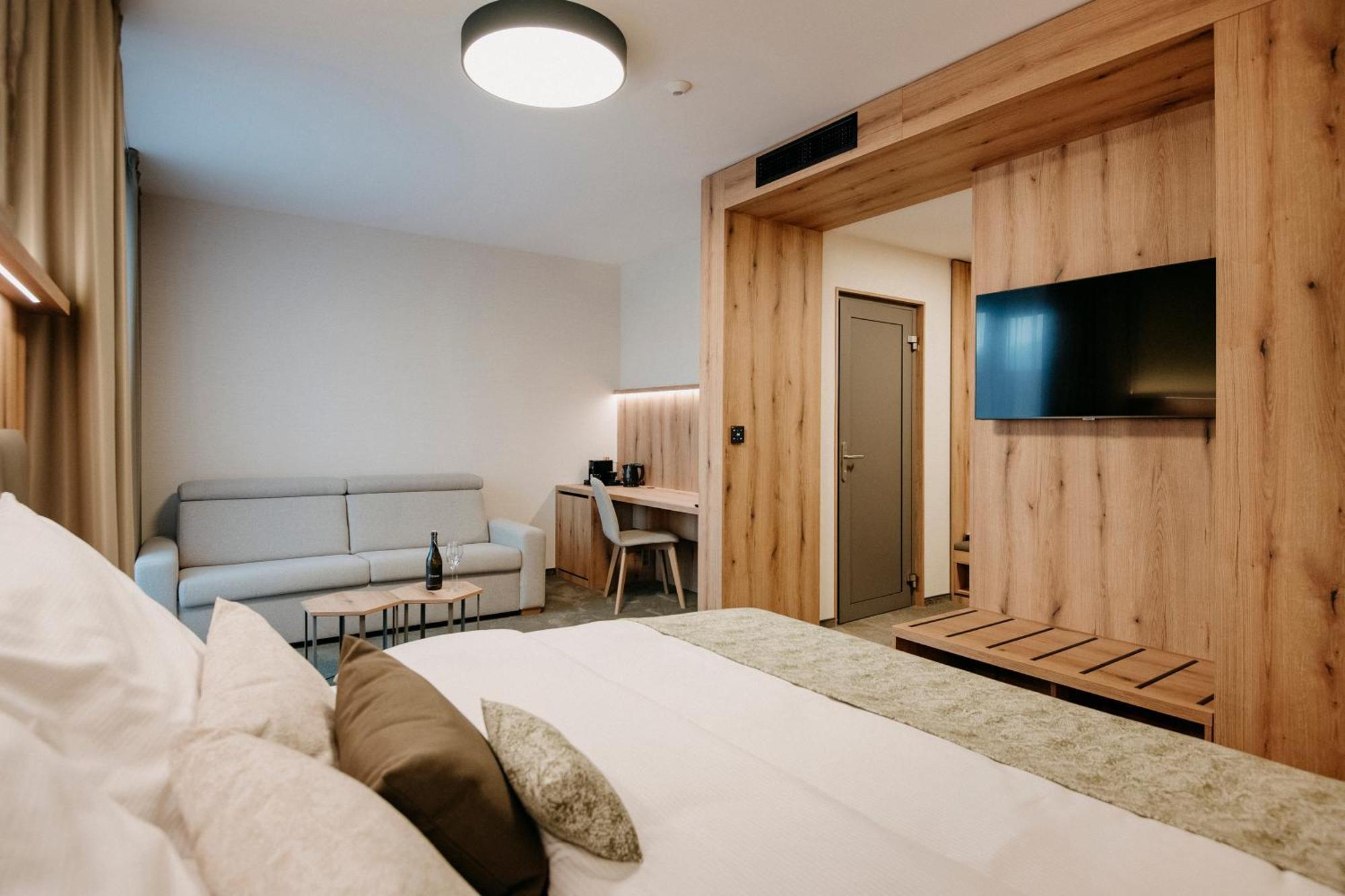 Rm Hotel Wellness & Congress Prievidza Buitenkant foto
